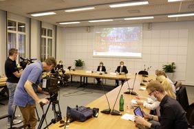 Oberbürgermeister Dr. Stephan Keller und Stadtkämmerin Dorothée Schneider stellten zur Einbringung den Haushaltsplanentwurf 2022 vor. Foto: Lammert