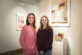 Die 16-jährige Schülerin Marta Denker mit Tina Reichel in der Ausstellung