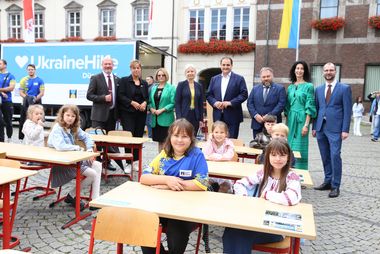 V.l.: Sergej Aruin, Mona Neubauer, Dr. Maryna Bayduk, Clara Gerlach, Nathanael Liminski, Oleh Yevdokimov, Maria Tolpina und Matthias Focks. Foto: Stadt Düsseldorf/Ingo Lammert