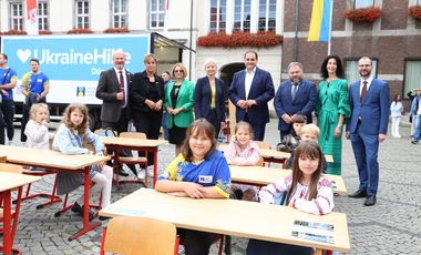 V.l.: Sergej Aruin, Mona Neubauer, Dr. Maryna Bayduk, Clara Gerlach, Nathanael Liminski, Oleh Yevdokimov, Maria Tolpina und Matthias Focks. Foto: Stadt Düsseldorf/Ingo Lammert