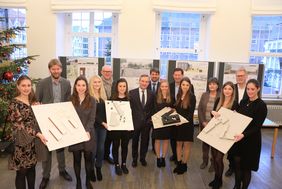 Oberbürgermeister Thomas Geisel (7.v.l.) und Stadtdirektor Burkhard Hintzsche (6.v.r.) mit den ausgezeichneten Preisträgerinnen der Fachhochschule Aachen und Jury-Mitgliedern des Studentenwettbewerbs. Foto: Lammert