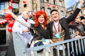 "Düsseldorf - gemeinsam jeck" - die Karnevalisten in der Landeshauptstadt feiern ihren Rosenmontagszug 2019. Foto: Melanie Zanin
