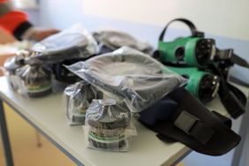 Die Gebläse und Filter werden für die Spezialanzüge einsatzbereit gemacht.
