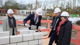 Grundsteinlegung zum Neubau der Gemeinschaftshauptschule Benrath mit (v. l.) Schulleiter Hans-Jürgen Gürke, OB Thomas Geisel, Stadtdirektor Burkhard Hintzsche und Dagmar Wandt, Leiterin Schulverwaltungsamt; Foto: Meyer