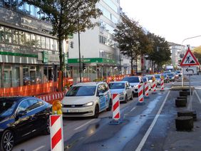 Auf der Karlstraße wird zwischen Stresemannplatz und Kurfürstenstraße in Fahrtrichtung Worringer Platz ein neuer Radweg angelegt
