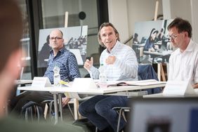 Stadtdirektor Burkhard Hintzsche informierte zusammen mit Prof. Dr. Thomas Druyen und Bernd Luberichs, Abteilungsleiter Schulverwaltungsamt (v.r.). Foto: Melanie Zanin