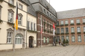Das Bundesinnenministerium sowie das Ministerium des Inneren NRW hatten für diesen Tag Trauerbeflaggung angeordnet - hier die Trauerbeflaggung am Düsseldorfer Rathaus. Foto: David Young