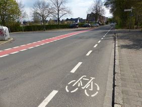 Am Eller Kamp  wurde zwischen dem Reichenbacher Weg und Kamper Weg, bereits ein Schutzstreifen für Radfahrende eingerichtet. Nun wird dieser Radweg in Fahrtrichtung Unterbacher See entlang des Eller Kamps sowie Am Kleinforst fortgesetzt. Foto: Amt für Verkehrsmanagement