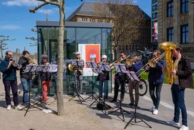 Die Blechbläser der Düsseldorfer Symphoniker spielten aus Anlass der zehnten Teilnahme von Düsseldorf am Stadtradeln-Wettbewerb ein Ständchen. Foto: Uwe Schaffmeister