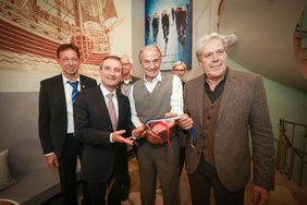 Oberbürgermeister Thomas Geisel mit den Pächtern und Gastronomen des "Café Vélo" Anthony Arndt und Rainer Wengenroth, sowie Stadtdirektor Burkhard Hintzsche, Bürgermeister Karen-Jungen und Projektleiterin Theresa Winkels.