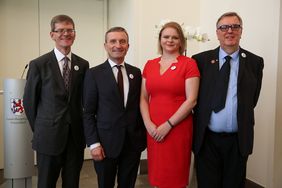 Offizieller Empfang aus Anlass des 70-jährigen Bestehens der Städtefreundschaft Düsseldorf - Reading: v.l. Generalkonsul Rafe Courage, Oberbürgermeister Thomas Geisel, Councillor Sarah-Jane Hacker und Richard Thom.