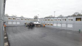 In insgesamt rund 320 Container sind das Friedrich-Rückert-Gymnasium und das Weiterbildungskolleg für zwei Jahre eingezogen; Foto: Meyer