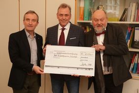 Oberbürgermeister Thomas Geisel, Jürgen Hampel, stellvertretender Leiter des Kinderhilfezentrums, und Michael Riemer, Vorstand der Stiftung Kinderhilfezentrum Düsseldorf (vl.), mit dem Scheck des Görres-Gymnasiums