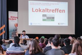 Das Treffen der Düsseldorfer "Schulen ohne Rassismus - Schulen mit Courage" am Humboldt-Gymnasium stieß auf reges Interesse. Foto: Melanie ZaninLandeshauptstadt Düsseldorf, Melanie Zanin