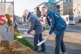 Erster Spatenstich für den barrierefreien Ausbau der Haltestelle "Schlüterstraße/Arbeitsagentur"  durch den Mobilitätsdezernenten der Landeshauptstadt, Jochen Kral und Rheinbahn-Vorstand Michael Richarz (v.r.). Foto: Rheinbahn