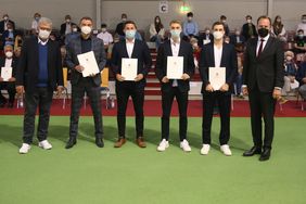 Oberbürgermeister Dr. Stephan Keller und Stadtsportbund-Präsident Peter Schwabe zeichneten die Tischtennisprofis von Borussia Düsseldorf für ihre Erfolge 2020 aus; Fotos: Young