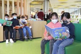 Nach der Kinder-PK durften die Schülerinnen und Schüler die neue Kinderbibliothek in der Zentralbibliothek im KAP1 erkunden; Foto: Ingo Lammert