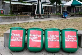 Die neuen Aufklebermotive kommen jetzt in den Stadtteilen zum Einsatz. Foto: Uwe Schaffmeister