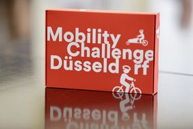 Die Teilnehmenden an der Mobility Challenge steigen einen Monat lang vom Auto auf alternative nachhaltigere Verkehrsmittel um. Sie erhalten dazu eine Box mit Utensilien und Informationen an die Hand. Foto: Ingo Lammert