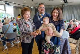 Jugendamtsleiter Stephan Glaremin mit Strickerin Christine Jüntgen (l.) und Anna Zimmer mit Sohn Noel, © Landeshauptstadt Düsseldorf/Uwe
