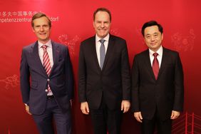 Beim Neujahrsempfang (v.l.): Andreas Machwirth, MWIKE, Oberbürgermeister Dr. Stephan Keller und der Generalkonsul der Volksrepublik China in Düsseldorf Chunguo Du. Foto: David Young