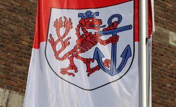 OB Keller und Die Toten Hosen hissen DTH-Flagge