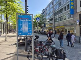 Foto von der Schadowstraße auf der links und rechts neue Hinweisschilder mit der Aufschrift "Fahrbahn beachten" aufgestellt wurden