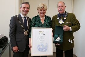 Oberbürgermeister Thomas Geisel und Schützenchef Lothar Inden zeichnen Schaustellerin Inge Bruch im Düsseldorfer Rathaus aus