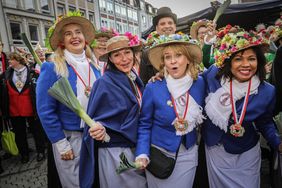 Fröhliche Marktweiber bei Hoppeditz Erwachen 2018 vor dem Rathaus