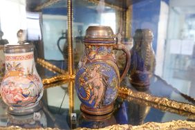 Birnkrüge aus den Jahren 1750 (l.) und 1684 werden ebenfalls bei der Ausstellung "Aufbruch zu neuen Malgründen" gezeigt; Foto: Lammert