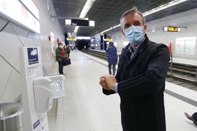 Oberbürgermeister Thomas Geisel macht es vor: Rheinbahnkunden können sich an den U-Bahnhöfen die Hände desinfizieren. Foto: David Young