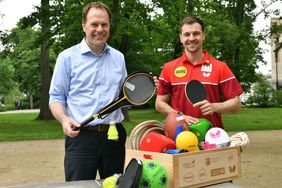 Die Breitensport-Kampagne ist für einen guten Zweck: Oberbürgermeister Dr. Stephan Keller (l.) und Timo Boll stellen die Bewegungsbox für Schulen, Jugendfreizeit-, Bildungs- und sozialen Einrichtungen in Düsseldorf vor; Foto: MaJo-Foto