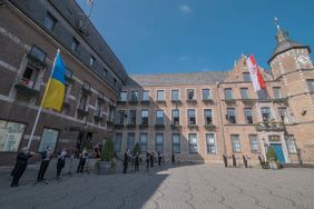 Heute (25. März 2022) haben die Düsseldorfer Symphoniker, Oberbürgermeister Dr. Stephan Keller und die ukrainische Generalkonsulin Iryna Shum am Düsseldorfer Rathaus ein besonderes Zeichen der Solidarität mit der Ukraine gesetzt. Foto: LHD/Michael Gstettenbauer