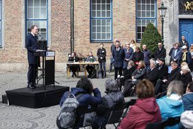 Oberbürgermeister Dr. Stephan Keller bei der Verlesung der Namen der Düsseldorfer Opfer der Shoah am Dienstag, 18. April, auf dem Markplatz vor dem Rathaus. Foto: Ingo Lammert