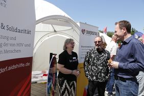 OB Dr. Stephan Keller am Stand der Aidshilfe Düsseldorf