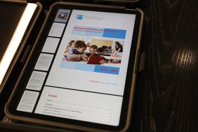 Mobile Endgeräte, Netzwerk- und Visualisierungstechnik, IT-Support: Düsseldorf investiert bis 2029 141 Millionen Euro für die Digitalisierung der Düsseldorfer Schulen.