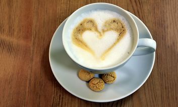 Foto einer Tasse Kaffee mit Herz im Milchschaum