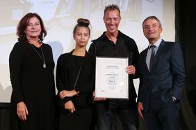 Erstmals gab es bei Stadtradeln eine Familienwertung: Hier das Team "Grenzenlos unterwegs" mit Teamkapitän Frank Strauß und Tochter Helin Asya bei der Auszeichnung durch OB Thomas Geisel (r.) und Umweltdezernentin Helga Stulgies (l.). Foto: David Young