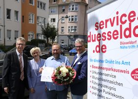 Freuen sich über 10.000 Nutzer des Online-Parkausweises (v.r.)  Prof. Dr. Andreas Meyer-Falcke (Beigeordneter für den Bürgerservice), Jubiläumskunde Bernhard Müller-Hildebrand sowie Mona Wolke und Harald Wehle vom Amt für Einwohnerwesen; Foto: Meyer