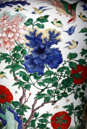 Großer Balustertopf mit Deckel, glücksverheißende Vögel und Blumen, Qing-Dynastie, Kangxi-Ära, um 1700; Foto: Hetjens – Deutsches Keramikmuseum/Horst Kolberg