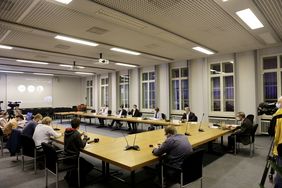 Blick in den Sitzungssaal des Rathaus, in dem Oberbürgermeister Dr. Stephan Keller mit der Verwaltungsspitze zum Thema Hochwasser und Hochwasserschutz in Düsseldorf informierte; Foto: Lammert