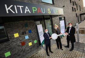 Schlüsselübergabe für die neue Kita Paulsmühle mit (v.l.) IDR-Vorstand Ekkehard Vinçon, AWO-Kreisgeschäftsführerin Marion Warden und Oberbürgermeister Dr. Stephan Keller, ©IDR AG/ Melanie Zanin