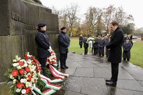 Anlässlich des Volkstrauertages legt OB Dr. Stephan Keller am Mahnmal des Düsseldorfer Nordfriedhofs einen Kranz nieder. Foto: Lammert