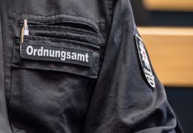 Eine Vereinbarung zwischen Oberbürgermeister Thomas Geisel, Ordnungsdezernent Christian Zaum und dem Personalrat soll die Tätigkeit der OSD-Dienstkräfte attraktiver gestalten und verstärkt honorieren. Foto: Schaffmeister