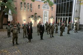 Oberbürgermeister Dr. Stephan Keller und Krisenstabsleiterin Helga Stulgies haben Bundeswehrangehörige zur Bekämpfung der Corona-Pandemie in der Landeshauptstadt Düsseldorf begrüßt; Foto: Gstettenbauer
