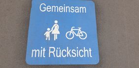 Mit neuen Piktogrammen wirbt die Landeshauptstadt ab sofort für ein rücksichtsvolles Miteinander auf gemeinsamen Geh- und Radwegen. Piktogramm: Amt für Verkehrsmanagement
