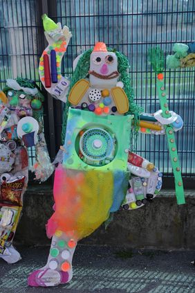 Müllskulptur 'Plastic People'