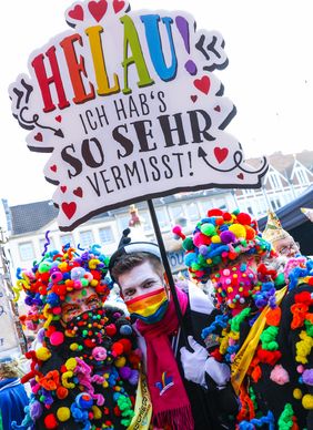 Einer der zahlreichen bunt kostümierten Jecken auf dem Marktplatz