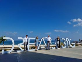 Die Düsseldorfer Delegation vor dem Peres Center in Tel Aviv. Foto: Landeshauptstadt Düsseldorf