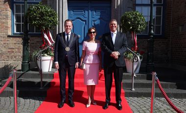 Klaus Werner Johannis, Staatspräsident Rumäniens, mit Ehefrau und Oberbürgermeister Dr. Stephan Keller (v.r.) auf dem Roten Teppich vor dem Rathaus, Foto: David Young.